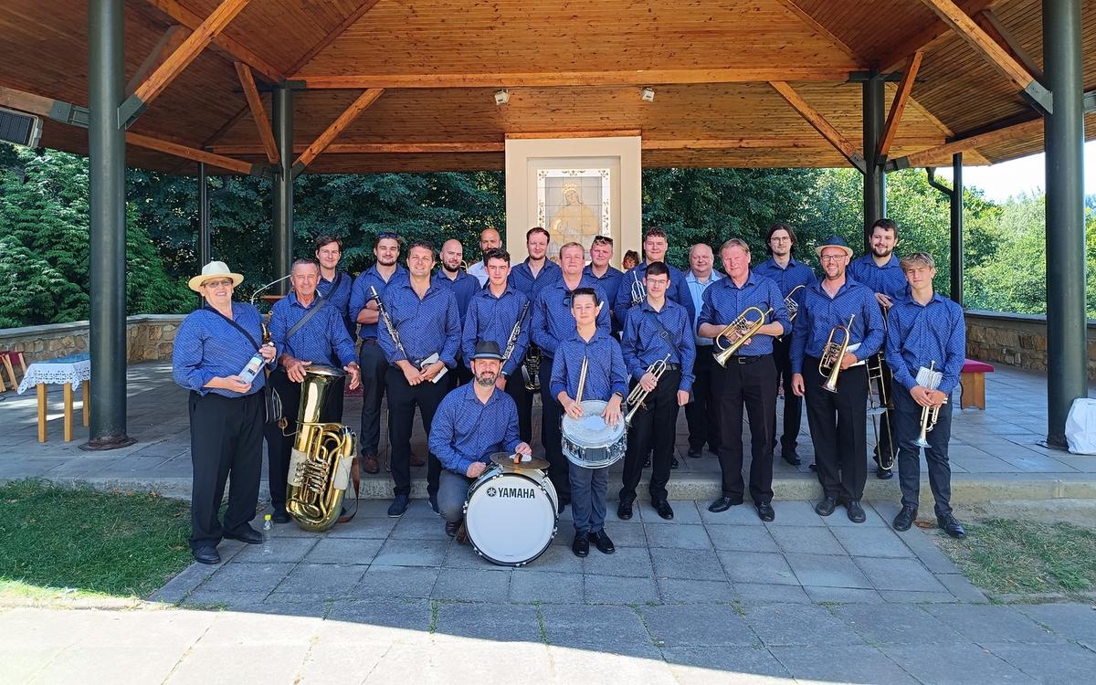 Dechová hudba Provodovjané u venkovního oltáře na Malenisku v Provodově