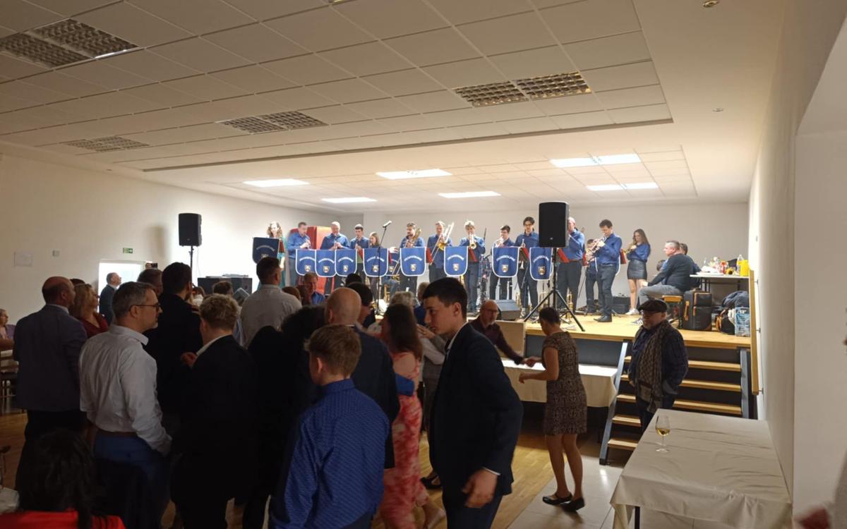 Záběr na tradiční muzikantský ples dechovky z Provodova na Končiny, plný parket