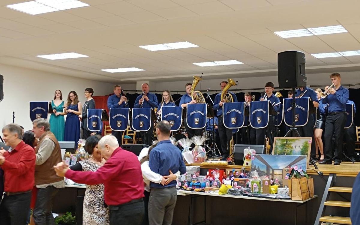 Záběr na tradiční muzikantský ples dechovky z Provodova na Končiny s tančícími lidmi