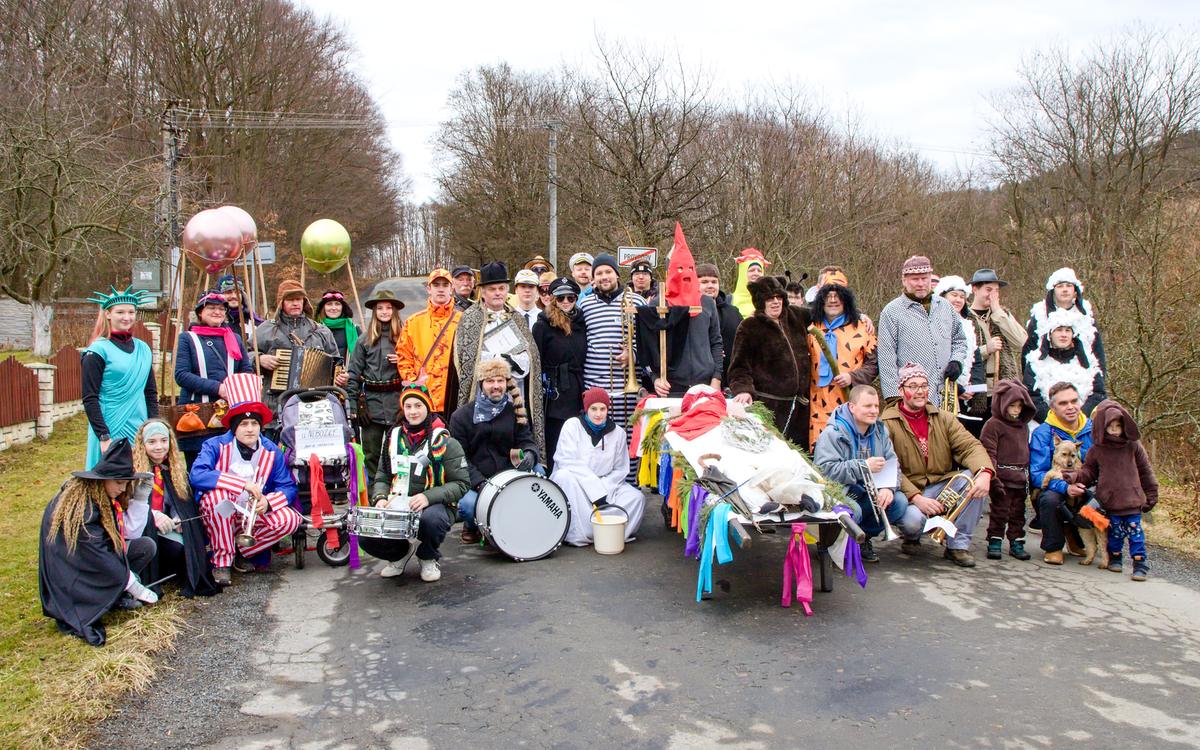 Fotka účastníků končinového průvodu na Provodově 2026