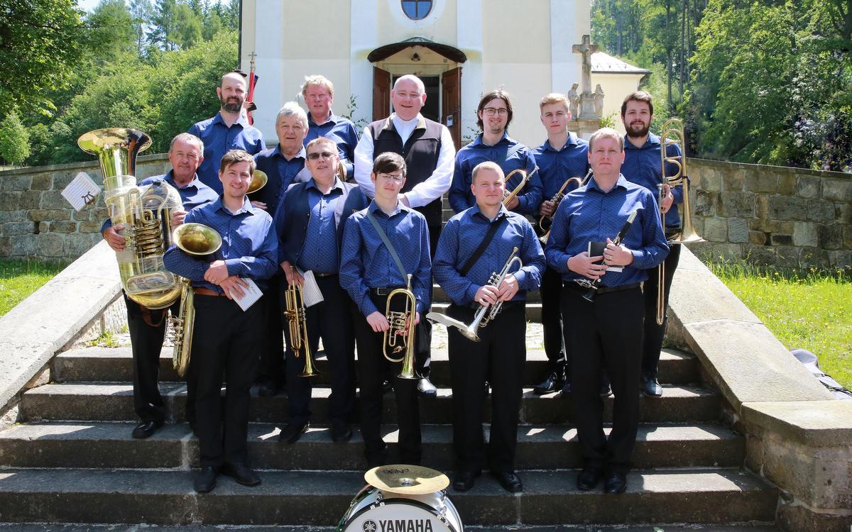 Fotografie dechovky Provodovjané z Provodova s panem farářem P. Mgr. Pavlem Martinkou
