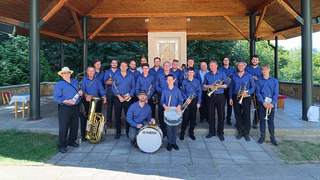 Náhled: Dechová hudba Provodovjané u venkovního oltáře na Malenisku v Provodově