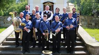 Náhled: Fotografie dechovky Provodovjané z Provodova s panem farářem P. Mgr. Pavlem Martinkou